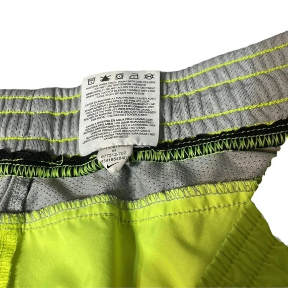 Nike women's active short neon green size medium - Picture 3 of 4